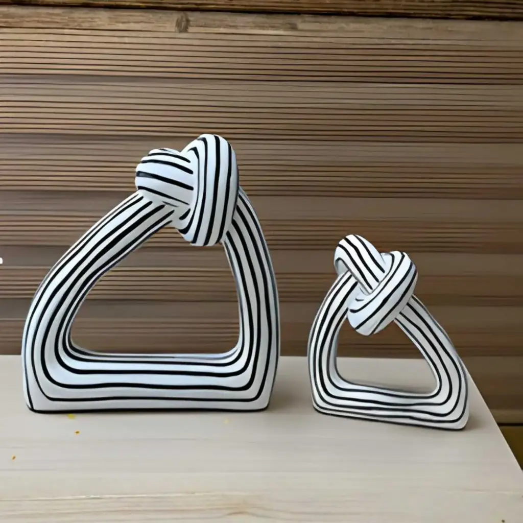 360 HOME DECORATIVE KNOT STATUES 33*13*38 BLACK & WHITE