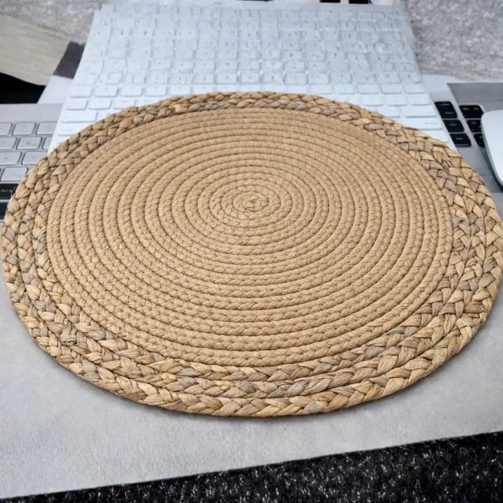 360 HOME PLACEMAT STRAW 35CM CIRCULAR DESIGN WITH A TIGHTLY COILED CENTER AND A SLIGHTLY LOOSER BRAIDED GOLDEN BORDER AROUND THE EDGE