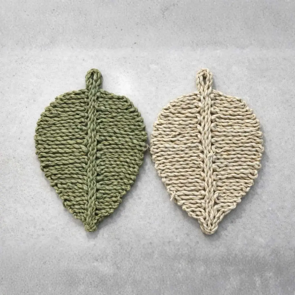 360 HOME PLACEMAT STRAW 25*16CM LEAF SHAPED POINTED TIP AND SMALL LOOP AT THE BASE OLIVE GREEN /LIGHT BEIGE