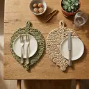 360 HOME PLACEMAT STRAW 25*16CM LEAF SHAPED POINTED TIP AND SMALL LOOP AT THE BASE OLIVE GREEN /LIGHT BEIGE