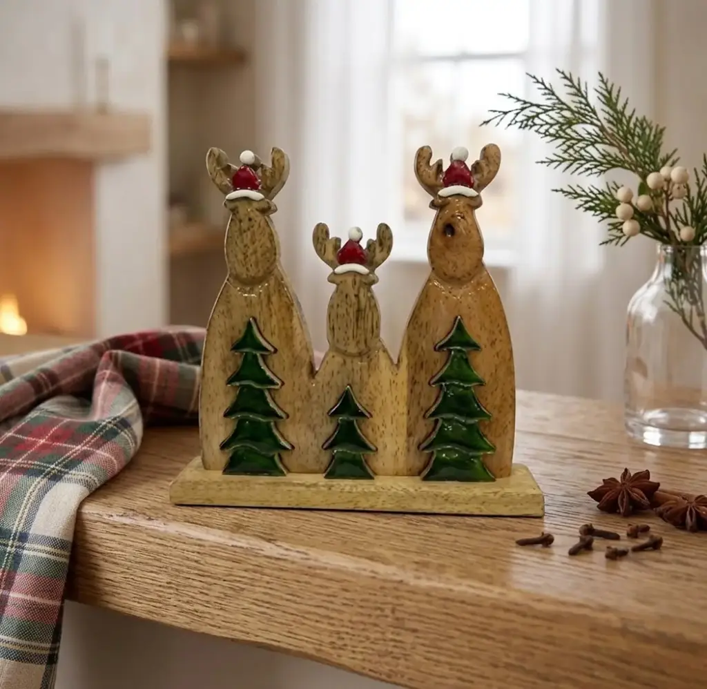 360 HOME WOODEN 3 REINDEER WOOD-EFFECT ITH DARK GREEN CHRISTMAS TREE ON RECTANGULAR WOOD BASE