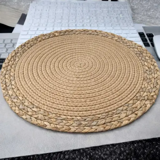 [STRAW53] 360 HOME PLACEMAT STRAW 35CM CIRCULAR DESIGN WITH A TIGHTLY COILED CENTER AND A SLIGHTLY LOOSER BRAIDED GOLDEN BORDER AROUND THE EDGE