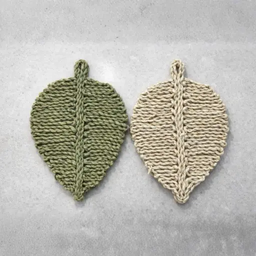 [STRAW73] 360 HOME PLACEMAT STRAW 25*16CM LEAF SHAPED POINTED TIP AND SMALL LOOP AT THE BASE OLIVE GREEN /LIGHT BEIGE